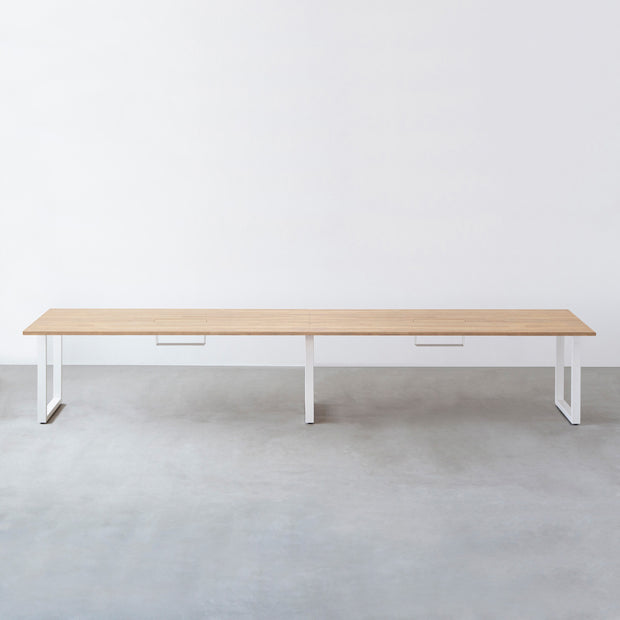 Kanademonoのラバーウッド アッシュグレー天板とホワイト脚を組み合わせたシンプルモダンな幅連結タイプの特大テーブル（配線トレー付き）正面