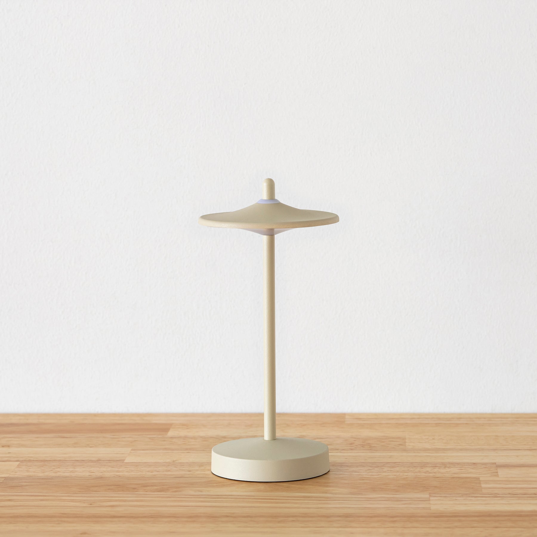 ニュアンスカラーの 充電式 ポータブルライト Beige