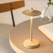 コンパクトで柔らかなトーンが印象的なポータブルランプ