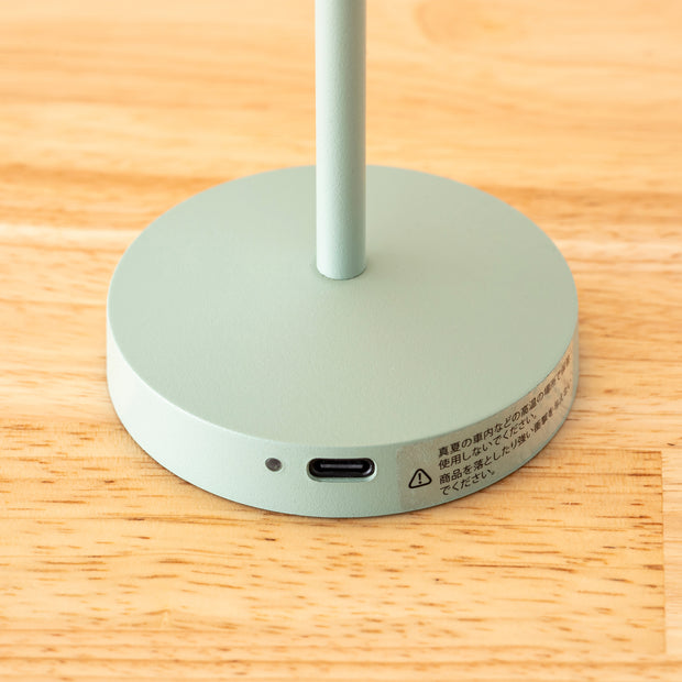 コンパクトで柔らかなトーンが印象的なポータブルランプ