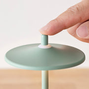 コンパクトで柔らかなトーンが印象的なポータブルランプ