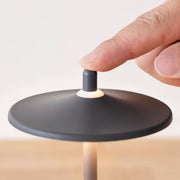 コンパクトで柔らかなトーンが印象的なポータブルランプ