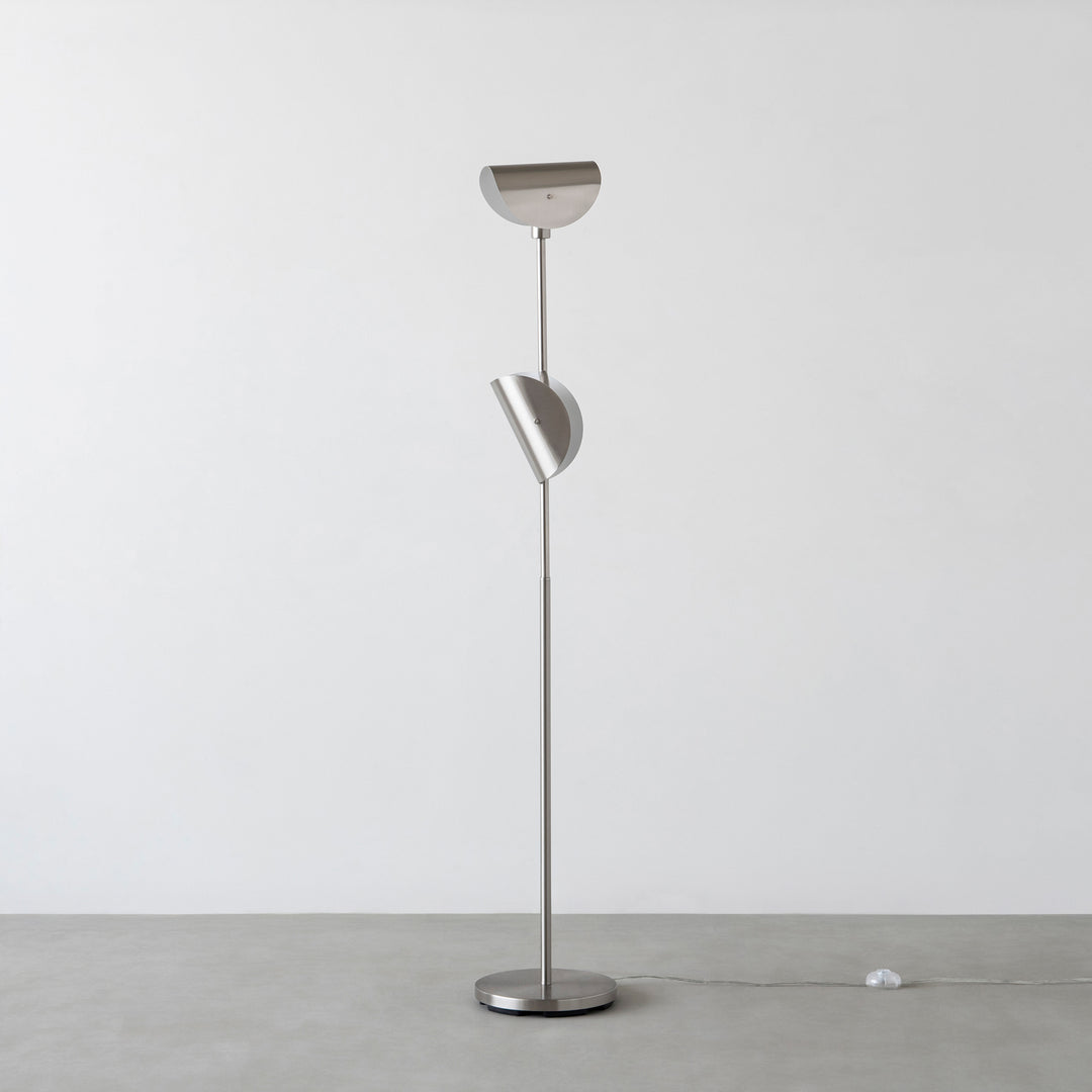 半月シェードの スチール製 フロアライト – KANADEMONO