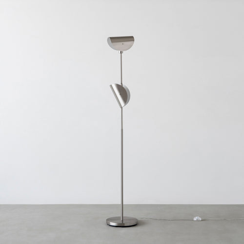 半月シェードの スチール製 フロアライト – KANADEMONO