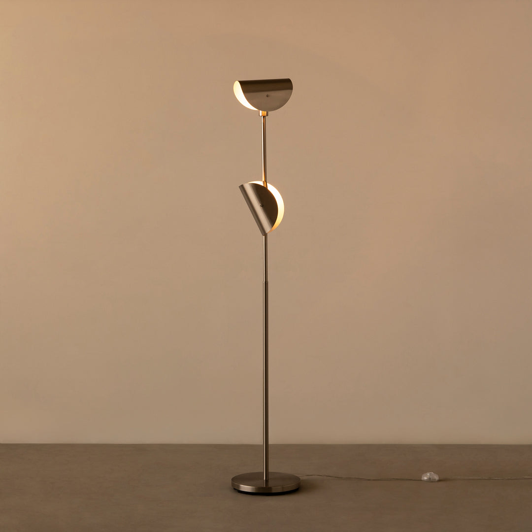 半月シェードの スチール製 フロアライト – KANADEMONO