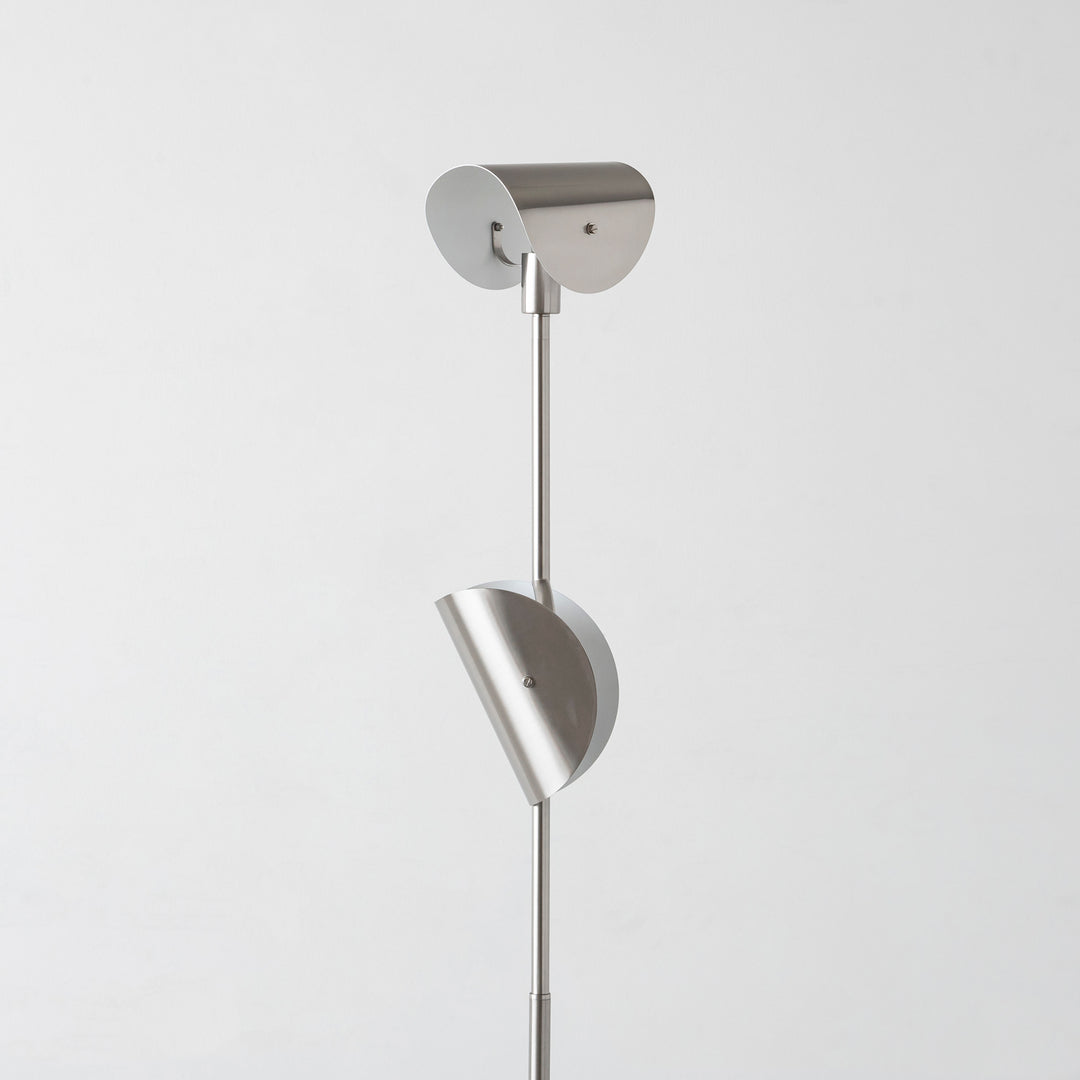 半月シェードの スチール製 フロアライト – KANADEMONO