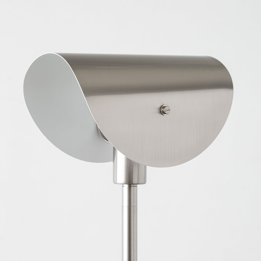 半月シェードの スチール製 フロアライト – KANADEMONO