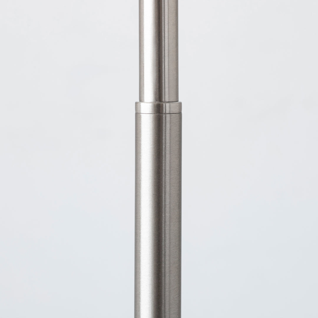 半月シェードの スチール製 フロアライト – KANADEMONO