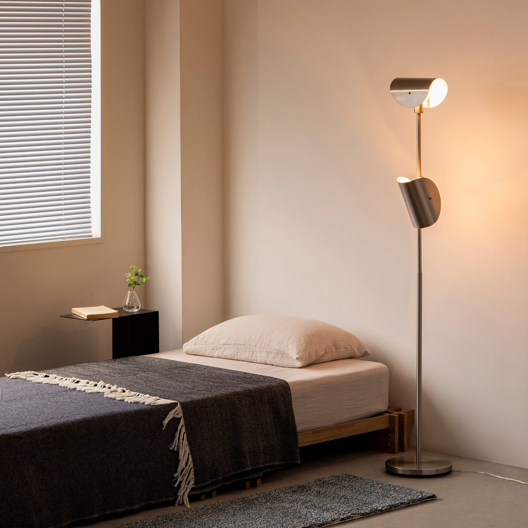 【KANADEMONO】半月シェードの スチール製 フロアライト【未使用】 半月シェードの スチール製 フロアライト – KANADEMONO