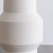 ホワイトの陶器を使用した洗練されたフォルムが美しいフラワーベース（Lサイズ・正面クローズアップ）