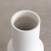 ホワイトの陶器を使用した洗練されたフォルムが美しいフラワーベース（Lサイズ・上部口）
