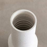 ホワイトの陶器を使用した洗練されたフォルムが美しいフラワーベース（Mサイズ・上部口）