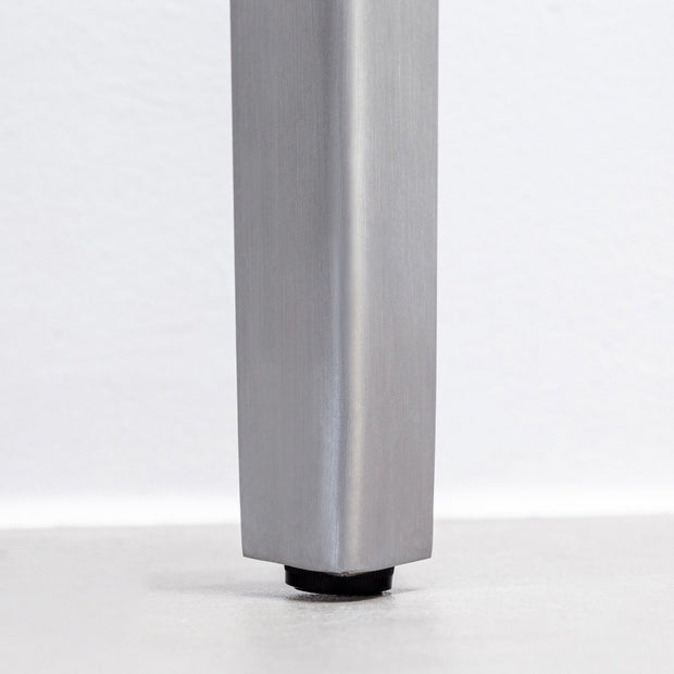KANADEMONOの配線孔BROCK&TRAY付きのラバーウッド材ナチュラル天板とフラットピン型ステンレス脚を組み合わせたテーブル（アジャスター部分）