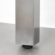 Kanademonoのリノリウム天板にスクエアバーのステンレス脚を組み合わせたシンプルモダンな大型テーブル（アジャスター部分）