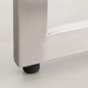 Kanademonoのホワイトオーク突板天板にマットな光沢のステンレスWライン脚を組み合わせたテーブル（アジャスター部分）