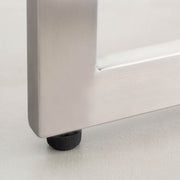KANADEMONOの配線孔BROCK&TRAY付きのラバーウッド材アッシュグレー天板とW型ステンレス脚を組み合わせたテーブル（アジャスター部分）