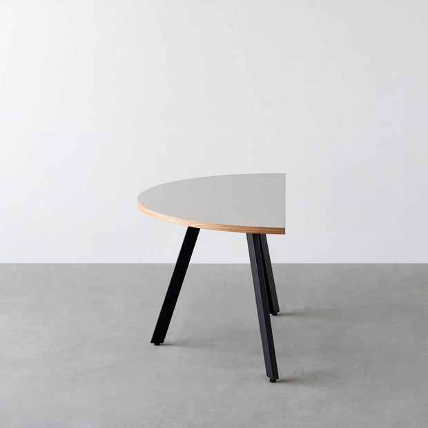 THE TABLE / 半円 × リノリウム 全32色 × Black Steel
