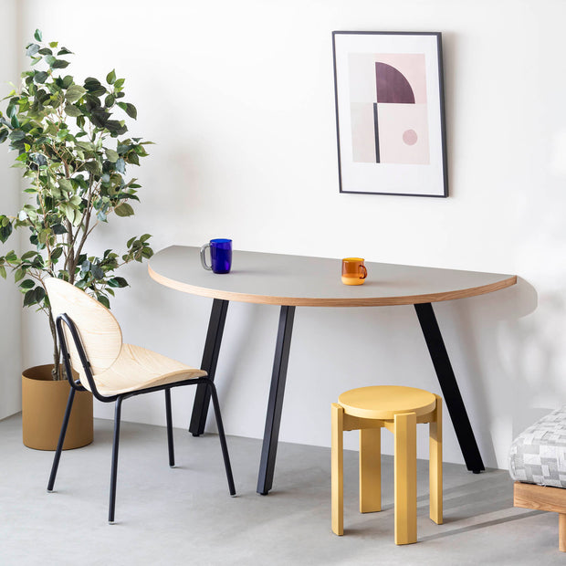THE TABLE / 半円 × リノリウム 全32色 × Black Steel