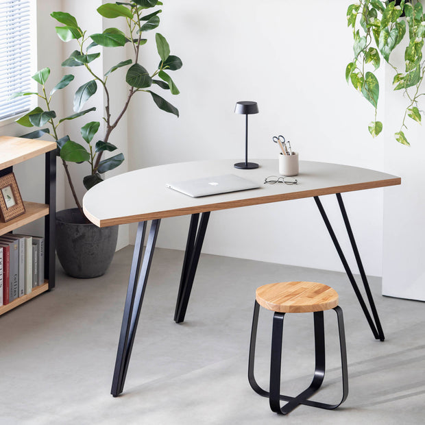 THE TABLE / 半円 × リノリウム 全32色 × Black Steel