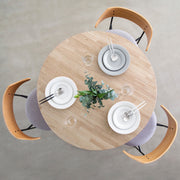 かなでもののラバーウッドAshGray天板とトライアングルホワイト脚4本を組み合わせたラウンド型のカフェテーブル（使用例3）