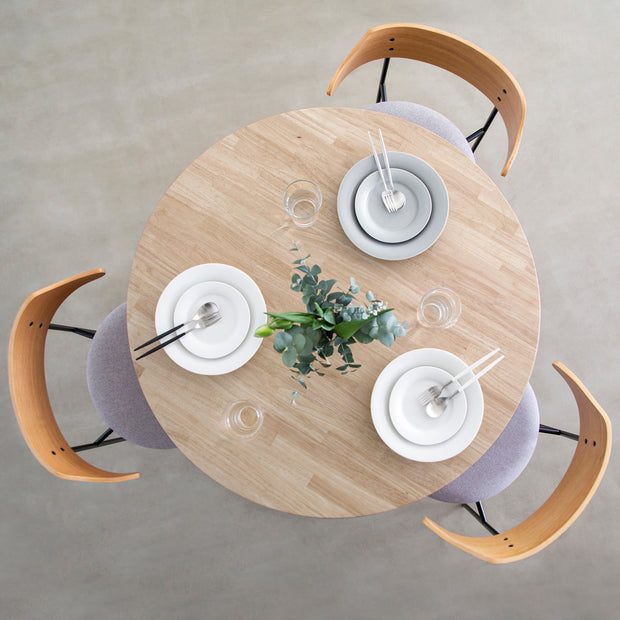 かなでもののラバーウッドの天板AshGrayとホワイトの4pinアイアン脚を組み合わせたすっきりとしたデザインの直径100cmのカフェテーブル（使用例3）