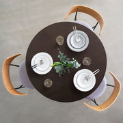 かなでもののラバーウッドの天板BlackBrownとホワイトの4pinアイアン脚を組み合わせたすっきりとしたデザインの直径100cmのカフェテーブル（使用例3）