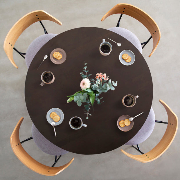 かなでもののラバーウッドの天板BlackBrownとホワイトの4pinアイアン脚を組み合わせたすっきりとしたデザインの直径100cmのカフェテーブル（使用例4）