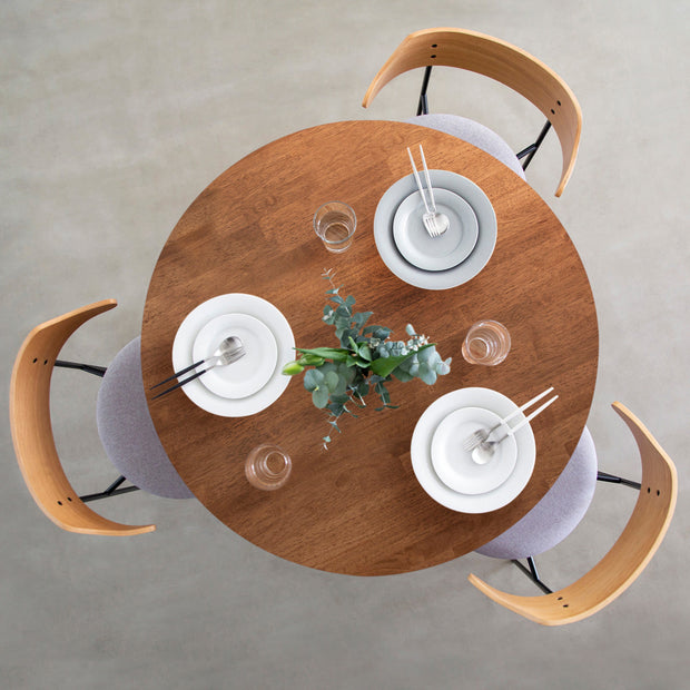 かなでもののラバーウッドの天板Brownとホワイトの4pinアイアン脚を組み合わせたすっきりとしたデザインの直径100cmのカフェテーブル（使用例3）
