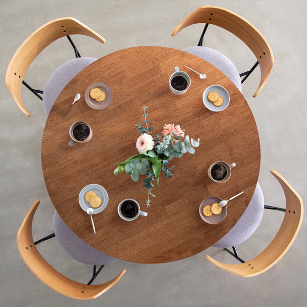 かなでもののラバーウッドの天板Brownとホワイトの4pinアイアン脚を組み合わせたすっきりとしたデザインの直径100cmのカフェテーブル（使用例4）