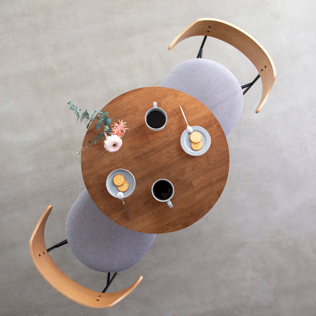かなでもののラバーウッドの天板Brownとホワイトの4pinアイアン脚を組み合わせたすっきりとしたデザインの直径65cmのカフェテーブル（使用例4）