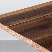 KANADEMONOのヴィンテージ加工された天板を使用したテーブル（天板角）
