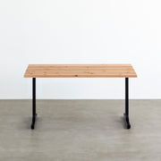 かなでものの杉無垢材とマットブラックのI型の鉄脚を使用したシンプルモダンなデザインのテーブル（正面）
