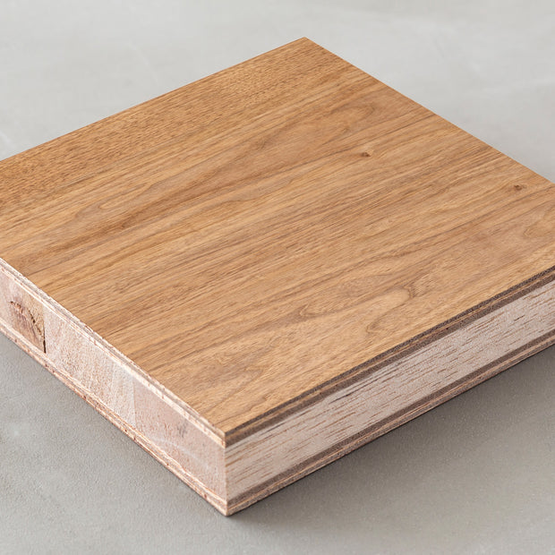 KANADEMONOの突板くるみ天板のサンプル木材（木口）