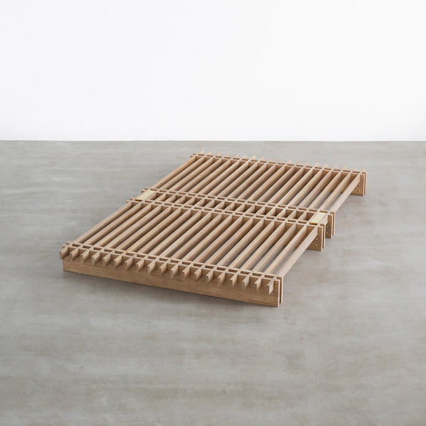 KOTAのシンプルで風格あるデザインのアッシュグレーカラーの木組みSUNOKOベッドセミダブル１