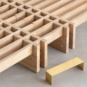 KOTAのシンプルで風格あるデザインのアッシュグレーカラーの木組みSUNOKOベッドシングル（組み立て工程４）