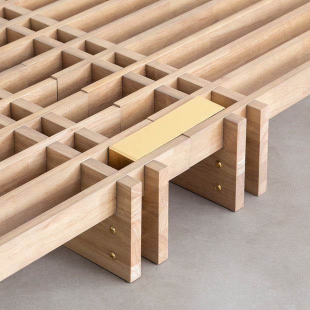 KOTAのシンプルで風格あるデザインのアッシュグレーカラーの木組みSUNOKOベッドシングル（組み立て工程５）
