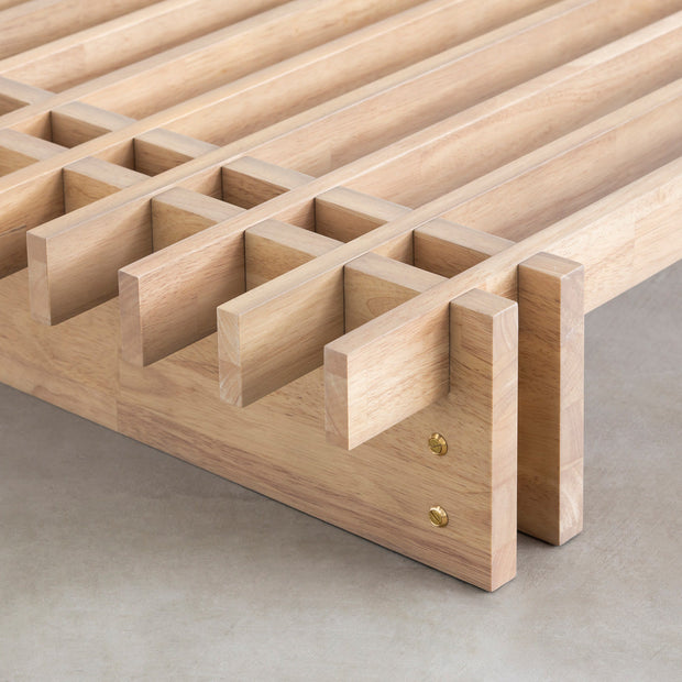 KOTAのシンプルで風格あるデザインのアッシュグレーカラーの木組みSUNOKOベッドシングル（木組み部分ズーム１）