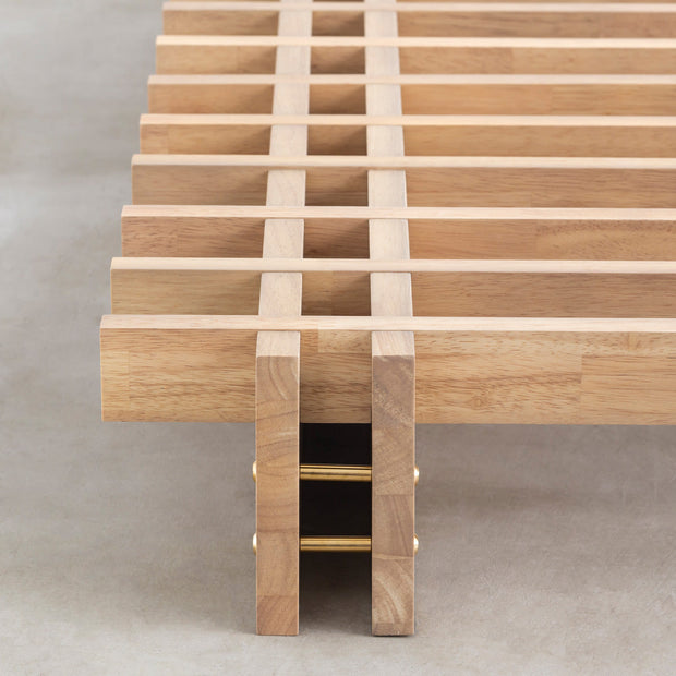 KOTAのシンプルで風格あるデザインのアッシュグレーカラーの木組みSUNOKOベッドシングル（木組み部分ズーム２）