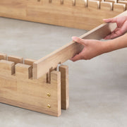 KOTAのシンプルで風格あるデザインのアッシュグレーカラーの木組みSUNOKOベッドシングル（組み立て工程３）