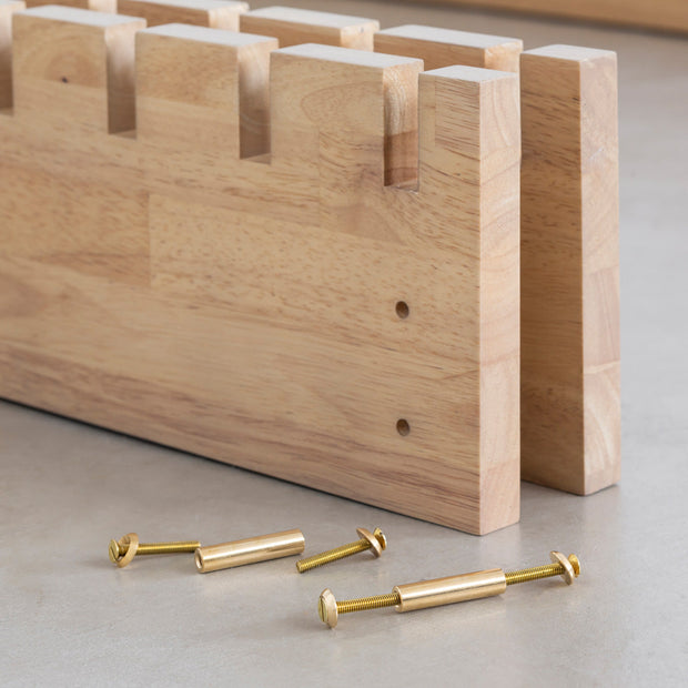 KOTAのシンプルで風格あるデザインのアッシュグレーカラーの木組みSUNOKOベッドシングル（組み立て工程１）