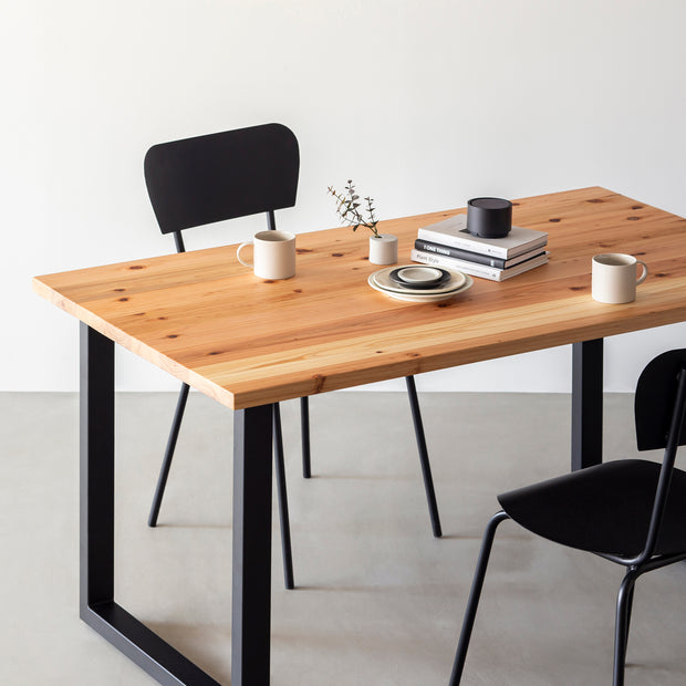 かなでものの杉無垢材とマットブラックのスクエア鉄脚を使用したシンプルモダンなデザインのテーブルの使用例8