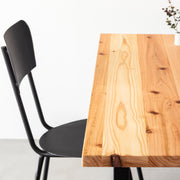 かなでものの杉無垢材とマットブラックのスクエア鉄脚を使用したシンプルモダンなデザインのテーブルの使用例7