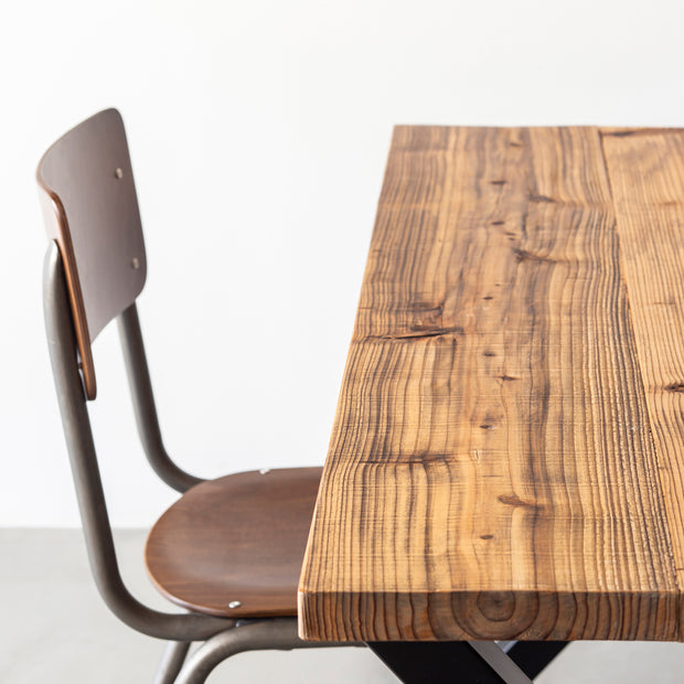 かなでものの杉無垢ヴィンテージスタイルの天板とブラックXライン鉄脚をあわせた存在感のあるテーブル（使用例1）
