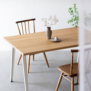 かなでもののホワイトアッシュ材とホワイトのスクエア鉄脚を組み合わせたシンプルモダンなテーブルの使用例4