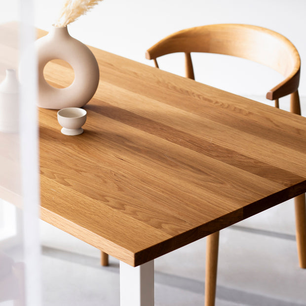 KANADEMONOのレッドオーク天板にスクエア型の無塗装アイアン脚を組み合わせたインダストリアルな雰囲気のあるテーブル（使用例4）