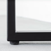 KANADEMONOのワイヤーバスケット付きのラバーウッド材ナチュラルカラー天板にマットブラックのレクタングル鉄脚鉄脚を組み合わせたテーブル（アジャスター）
