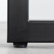 Kanademonoのラバーウッドブラックブラウン天板とブラックのスクエアH70cm鉄脚で製作した、猫穴付きのテーブル（アジャスター部分）