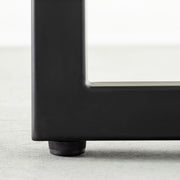 Kanademonoのラバーウッドナチュラル天板とブラックのスクエア鉄脚で製作した、猫穴付きのテーブル（アジャスター部分）