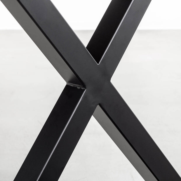 Kanademonoのラバーウッドブラックブラウン天板とブラックのXライン鉄脚で製作した、猫穴付きのテーブル（脚）