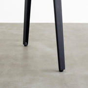 Kanademonoのラバーウッドナチュラル天板とブラックのスリムライン鉄脚で製作した、猫穴付きのテーブル（脚）